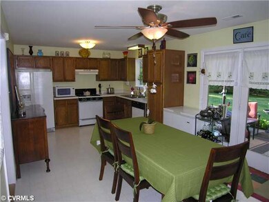 Kitchen - Large eat-in kitchen with lots of cabine
