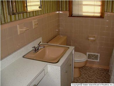 2079 N Railroad Ave, Staten Island, NY 10306 - photo 4