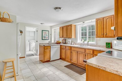 14 Hemlock St, Londonderry, NH 03053 - photo 3