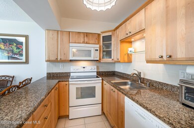 Kitchen w/ Granite Countertops