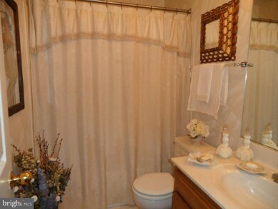 5823 Linden Square Ct unit 52, Rockville, MD 20852 - photo 2