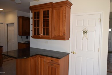 2204 S Rocky Mountain Dr, Effort, PA 18330 - photo 3