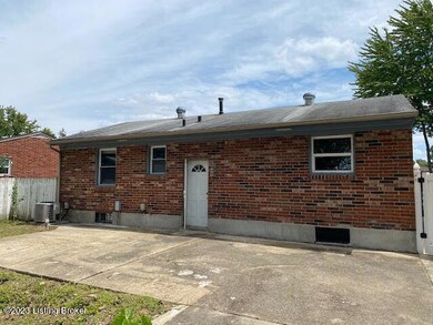 9226 Pagoda Dr, Louisville, KY 40229 - photo 2