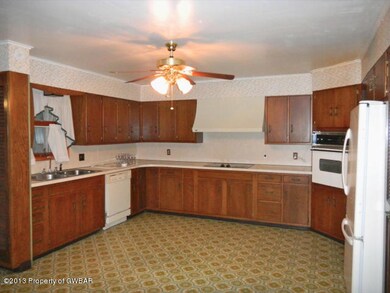 Fully applianced kitchen