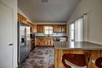 6 - Kitchen peninsula  breakfast bar