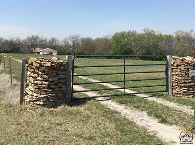 4925 SW Wanamaker Rd, Topeka, KS 66610 - photo 2