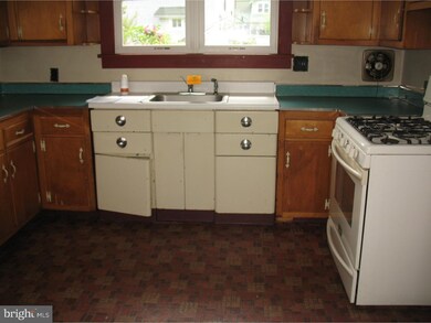 114 W Centre St, Woodbury, NJ 08096 - photo 2