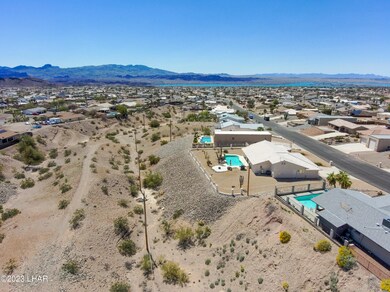 Backs to Wash/Arroyo