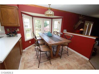 Kitchen - Eat-in area.