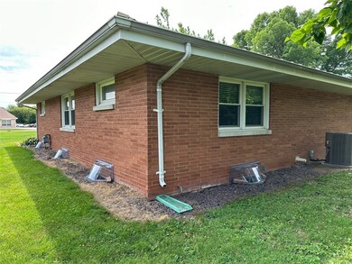 909 N Henrietta St, Effingham, IL 62401 - photo 3