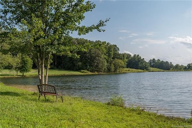 This 7-acre pond invites to relax.