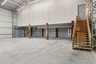 Steps to interior access to residence