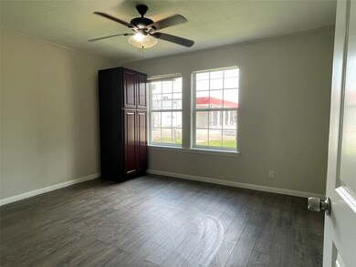 322 E Coombs St, Alvin, TX 77511 - photo 7