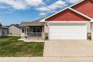 902 Crescent View Dr NE, Cedar Rapids, IA 52402 - photo 3