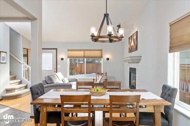 07-Dining_MAX1249