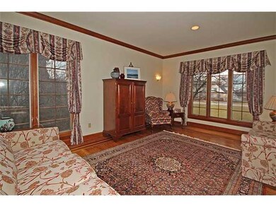 Living Room Field finshed hardwood floors, crown m