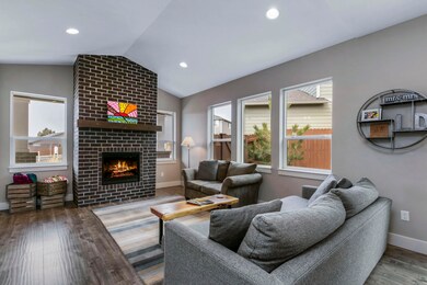 2366 NE Purcell Ct._011