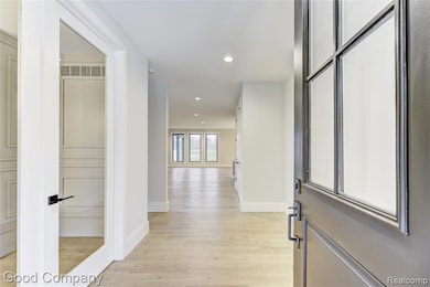 2533 N Vermont Ave, Royal Oak, MI 48073 - photo 2