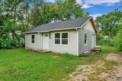 1212 SE Pinecrest Dr, Topeka, KS 66605 - photo 4