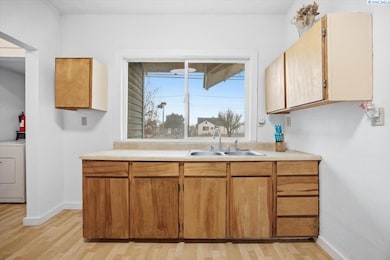 724 S 8th St, Sunnyside, WA 98944 - photo 3