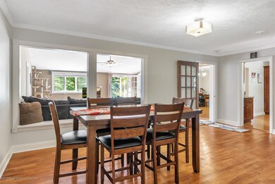 06-1117 N Waverly Rd-WindowStill-Re