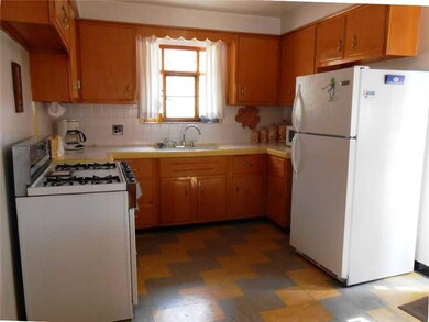 Kitchen. Along with the open breakfast bar separat