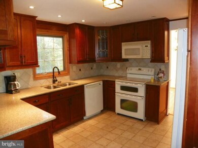 20452 Watkins Meadow Dr, Germantown, MD 20876 - photo 4