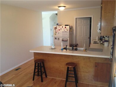 Kitchen - Large Eat-in Kitchen with peninsula bar 