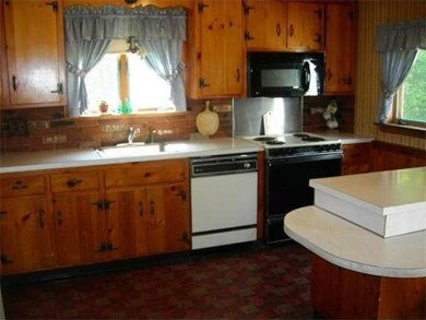 28 Paine St, Wellesley Hills, MA 02481 - photo 4