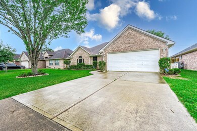 2888 Community Dr, Alvin, TX 77511 - photo 2
