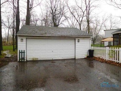 Detached Garage.