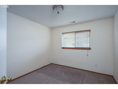 404 NE Faulconer St, Sheridan, OR 97378 - photo 6