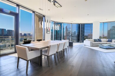 Like New unit in beautiful Astoria, wood floors, a