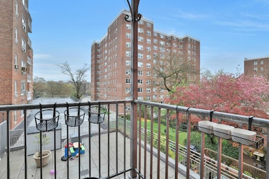 3800 Blackstone Ave unit 3S, Bronx, NY 10463 - photo 2