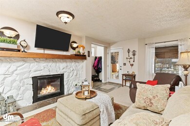 23-Living Room 20200409-DW-3684