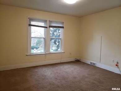 910 E Locust St unit 4, Davenport, IA 52803 - photo 2