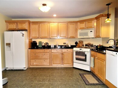 81 Country Squire Rd unit 81, Uxbridge, MA 01569 - photo 3