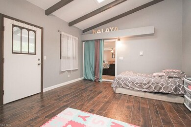 Enormous back bonus room with vaulted ceilings and