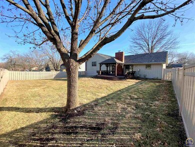 816 SE 42nd Terrace, Topeka, KS 66609 - photo 2