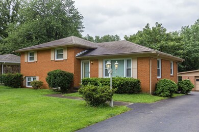 6008 Applegate Ln, Louisville, KY 40219 - photo 4