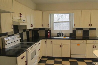 3366 S 2nd St, Whitehall, PA 18052 - photo 3