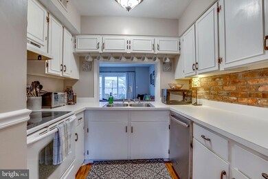 8396 Forrester Blvd unit 555, Springfield, VA 22152 - photo 2