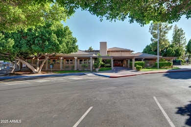 THE LAKES CLUBHOUSE