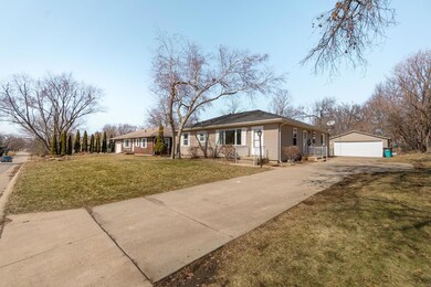 1710 Parker St, Cedar Falls, IA 50613 - photo 2