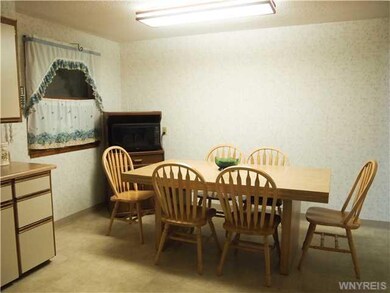 Kitchen Good sized eating area!