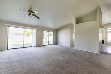 844 E Courtney-5