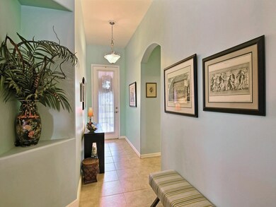 NICE TILED FOYER ENTRANCE TO YOUR NEW HOME IN PARA