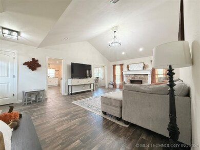 284 S Kit Carson St, Fort Gibson, OK 74434 - photo 6