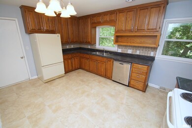 1527 Fulton Ct, Davenport, IA 52803 - photo 4