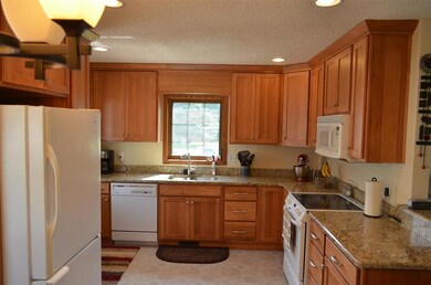 3906 Monterey Dr, Waterloo, IA 50701 - photo 4